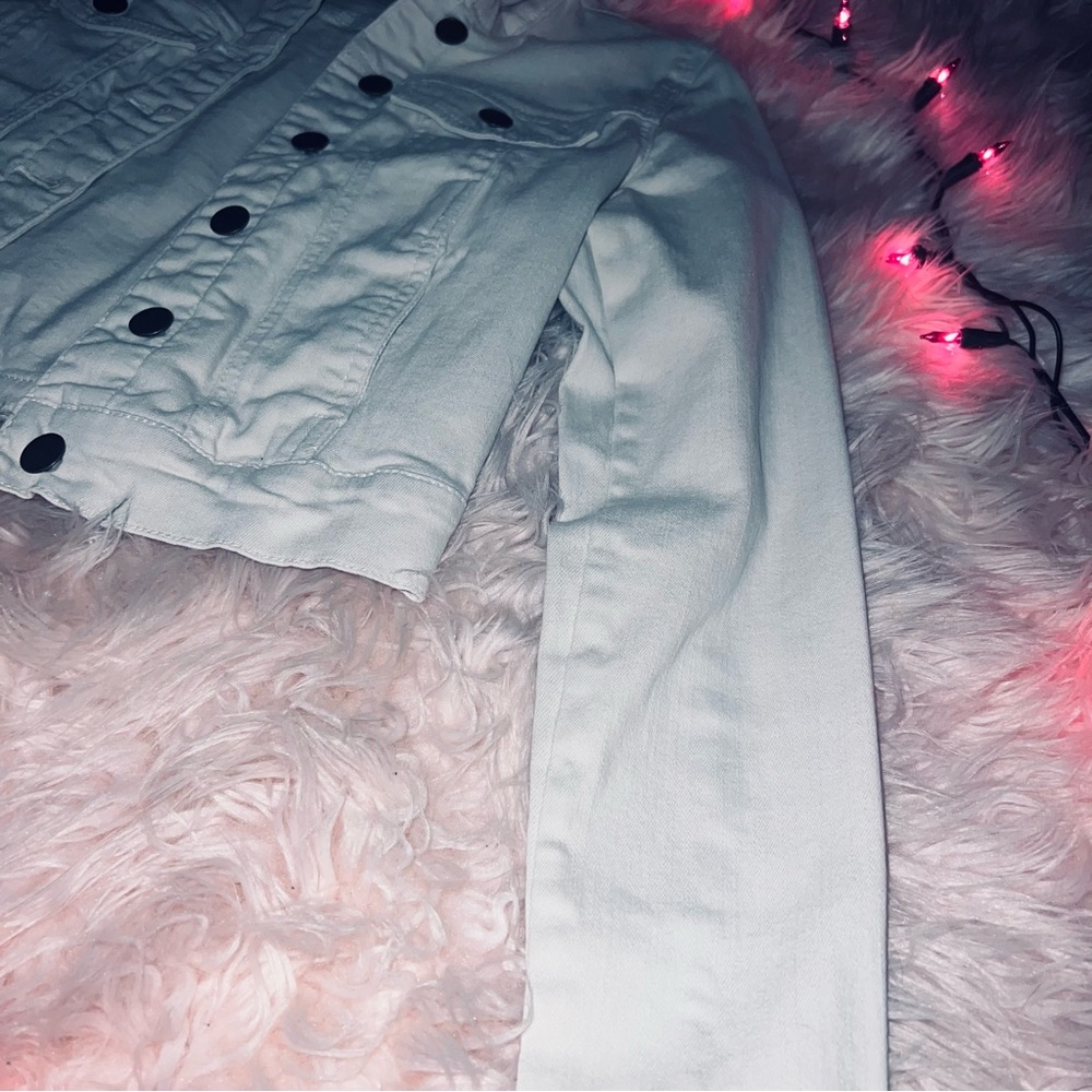 Light jean jacket - Picture 2 of 9